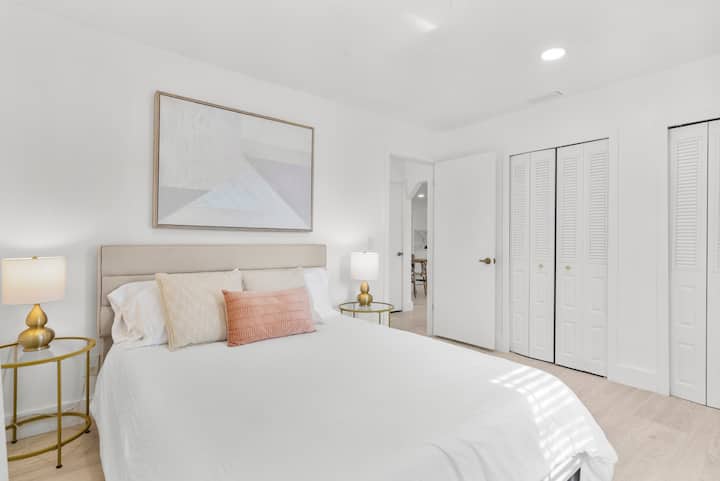 带标准双人床的第二间卧室