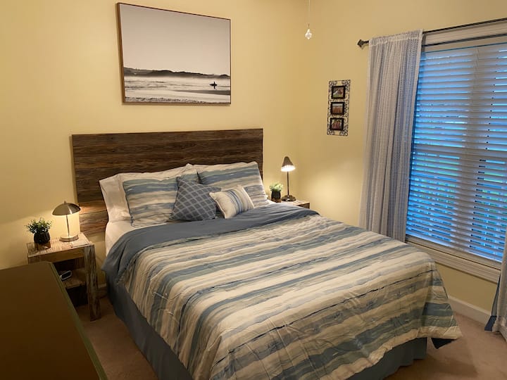 Dormitorio3 con cama tamaño queen.