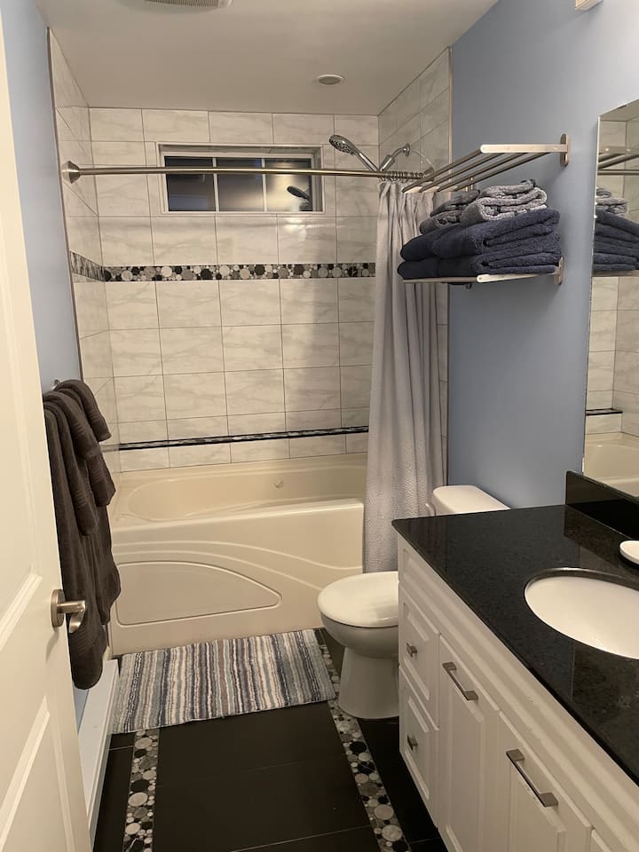 Lovely 1 bedroom suite with pool Holiday homes for Rent in Sooke, British Columbia, Canada