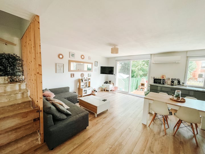 Maison Chaleureuse, Grand Jardin, Et Parking Privé - Montagnac