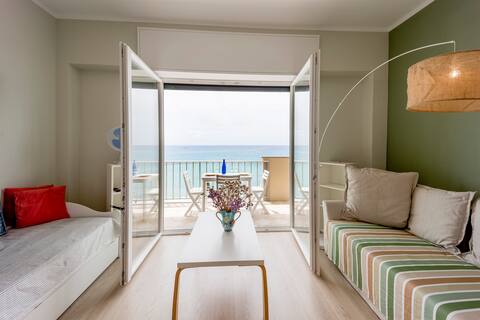Seaside Apartment Vallecrosia. Sea View - WiFi