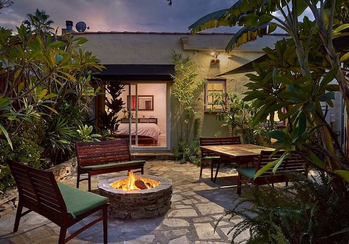 Serene 2 Brm oasis koi pond fire pit walk to shops