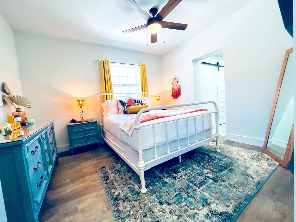 Chambre principale avec lit Queen Size