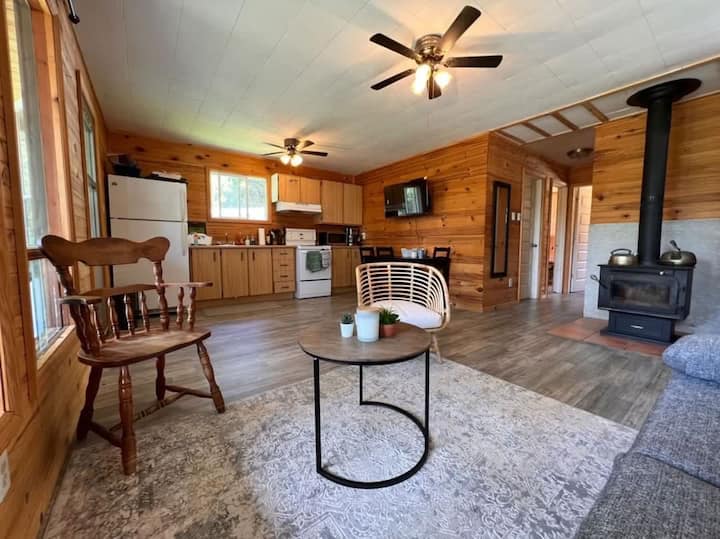 Lakefront Two Bedroom Cabin 7 Min From Waterfall! - Quebec