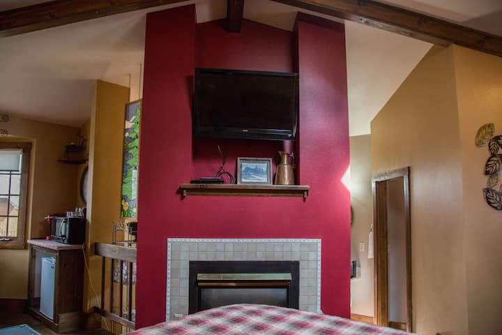 Lovers Suite With Fireplace And Jacuzzi. Dogs Ok. - Estes Park, CO