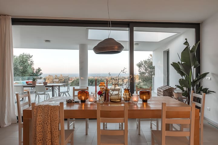 Seaview Villa with Large Pool and Great View