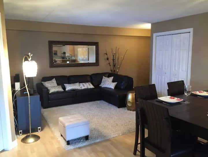 Mid-rise Condo Furnished With 2 Bedrooms / 2 Bath - Oakville