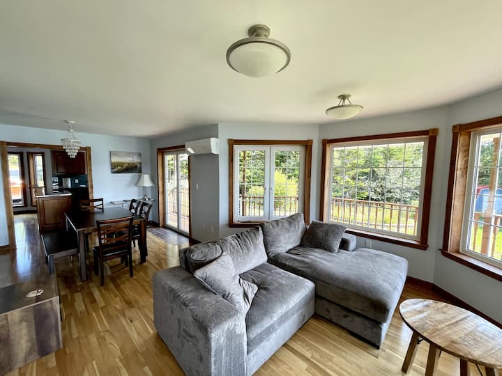 Direct naast de eethoek is een grote comfortabele bank om te ontspannen. Het is zelfs geschikt voor één persoon 's nachts - een plek om te genieten van het uitzicht en tegelijkertijd extra slaapruimte te bieden.