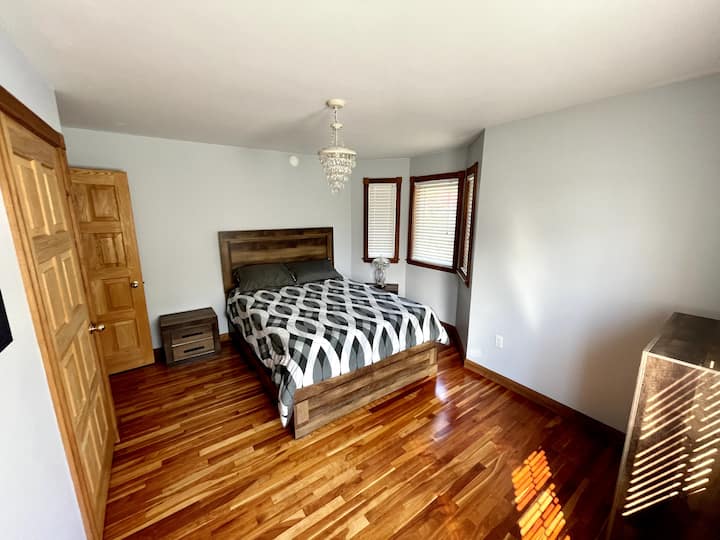 De derde slaapkamer boven heeft ruimte voor 2 personen, een grote kledingkast en meerdere lades.