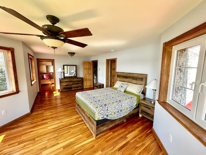 De hoofdslaapkamer is zeer ruim en biedt veel ruimte en opbergruimte voor kleding in de inloopkast. De kamer wordt gekenmerkt door directe toegang tot de badkamer en een groot comfortabel bed voor twee.