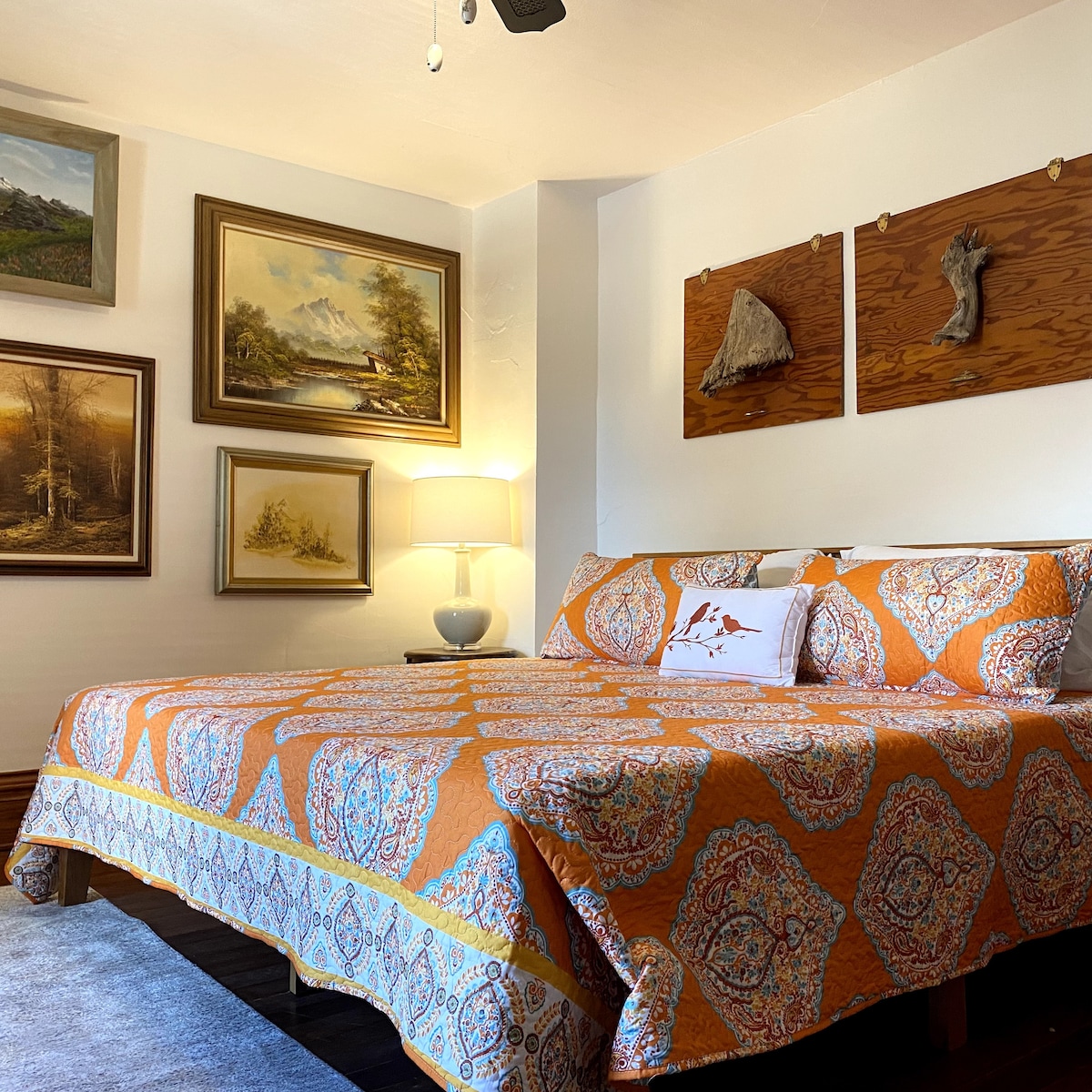 Horská izba má manželskú posteľ veľkosti King a je svetlá a vzdušná. Stropný ventilátor je možné nastaviť tak, aby umožňoval viac alebo menej pohybu vzduchu. Dodáva sa so šatníkom.