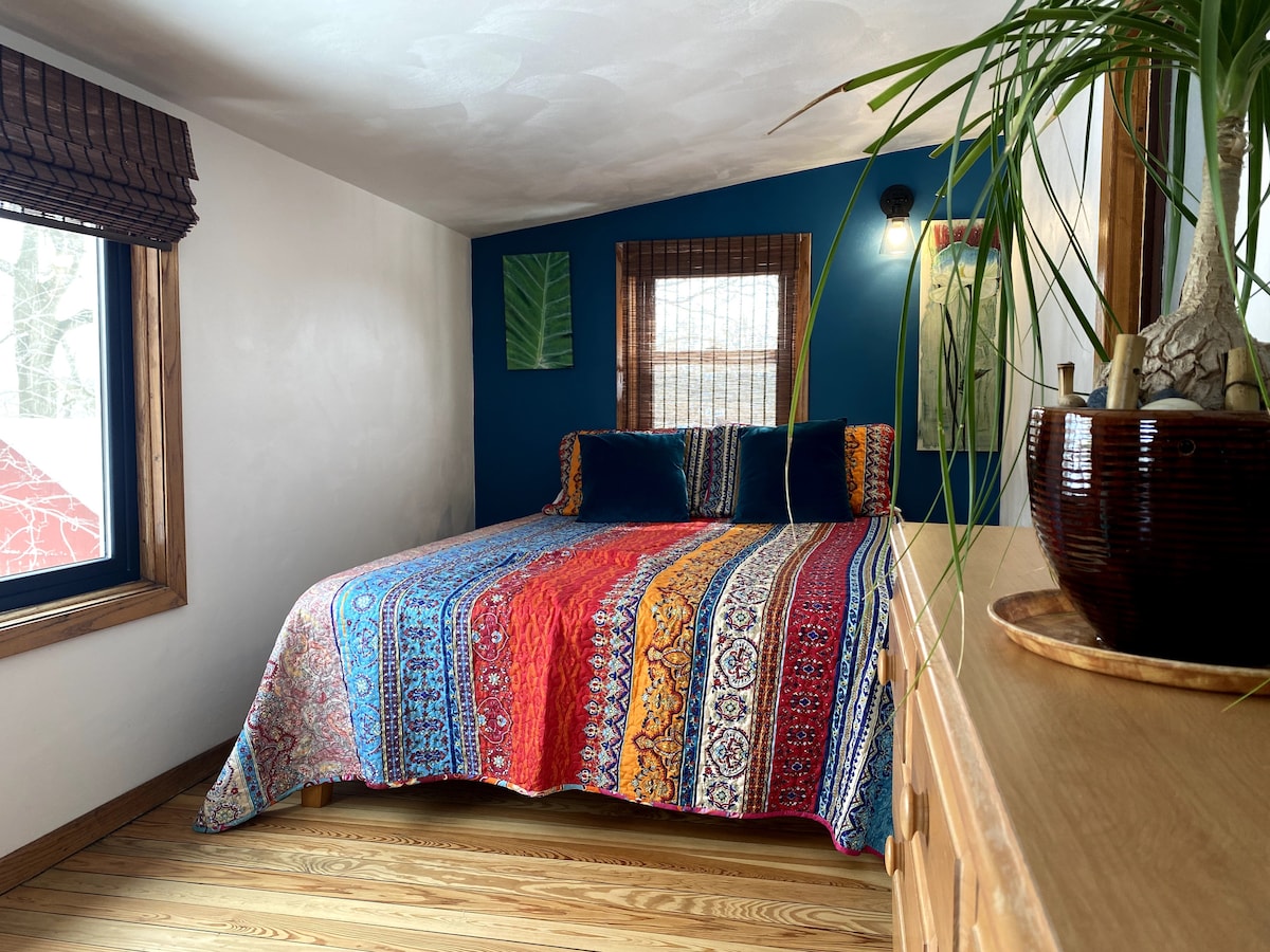 Ultra pohodlná menšia manželská posteľ v hornej zadnej verande má najlepší výhľad na všetky spálne...s výhľadom na zadný dvor, bažinu a malú červenú stodolu!