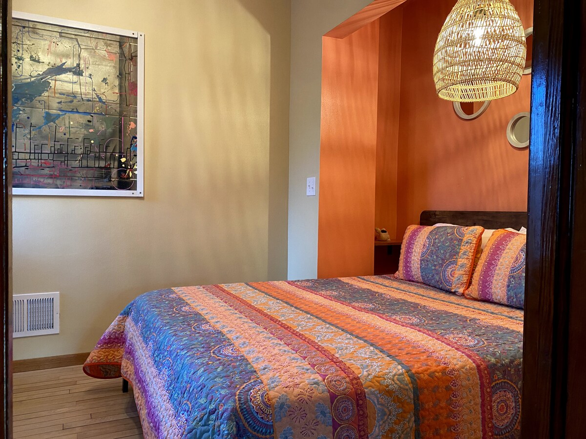 Nádherne pohodlná manželská posteľ čaká za dverami stodoly na farme!  JEDINÁ spálňa na  prvom poschodí ponúka osvetlenie, ktoré navodí atmosféru a navodí atmosféru „pláže“. 