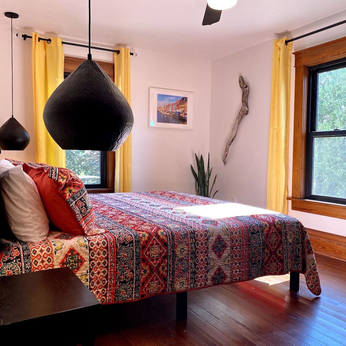 Táto spálňa s manželskou posteľou King zaplavuje dostatok prirodzeného svetla. Závesné nočné svetlá nastavujú atmosféru.