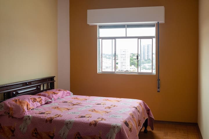 ห้องนอน 1 - มีเตียงคู่และตู้เสื้อผ้า 