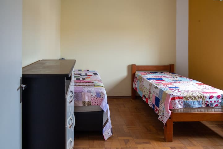 ห้อง 2 - มีเตียงเดี่ยว 2 หลังตู้เสื้อผ้าและลิ้นชักในตัว