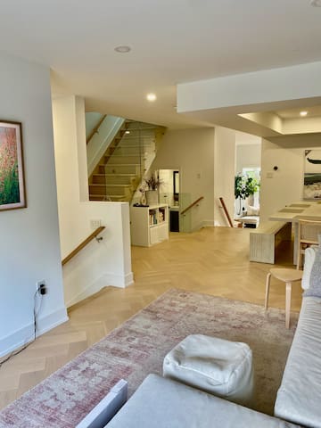Contemporary 3BR Family-Friendly Oasis Close to DT gallery image 4