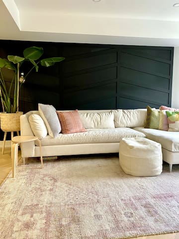 Contemporary 3BR Family-Friendly Oasis Close to DT gallery image 2