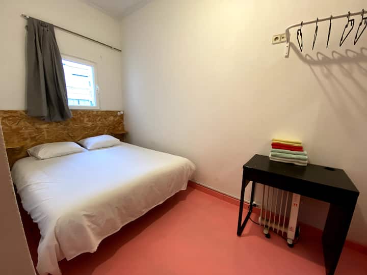 Habitación Pequeña En Pleno Centro De Madrid - Madrid
