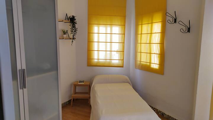 Chumba cha kulala cha Juvenile kilichoandaliwa na kitanda cha pacha