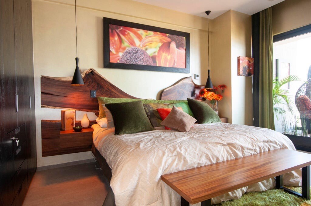 Dormez confortablement dans un lit king size avec un matelas ultra-premium qui ne tremble pas lorsqu'un compagnon se déplace