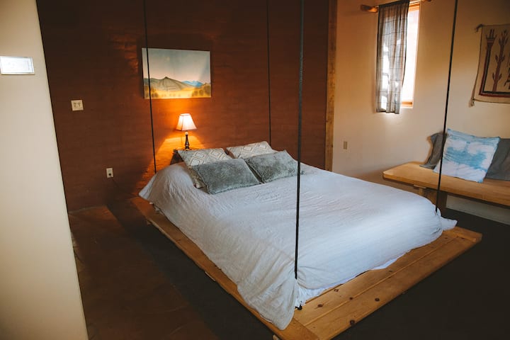 "السرير العائم والصمت هو بالضبط ما كنا بحاجة إليه لإخراجنا مؤقتًا من صخب المدينة وضجيجها. لقد أنشأت مثل هذا الملاذ لأرواح متعبة لإعادة شحن طاقتك".