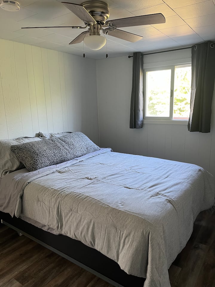 Master Beedroom with queen 