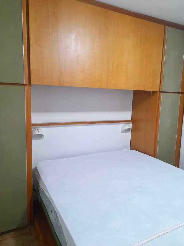 spavaća soba s bračnim krevetom