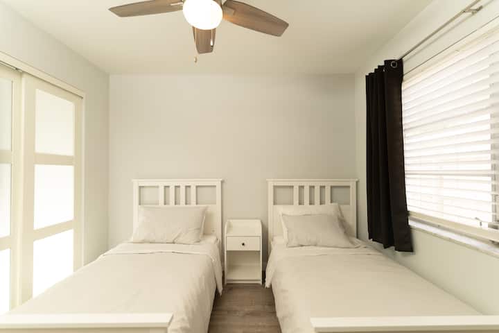 Vitanda viwili vya mtu mmoja vilivyo na kitani safi kinachoangaza!