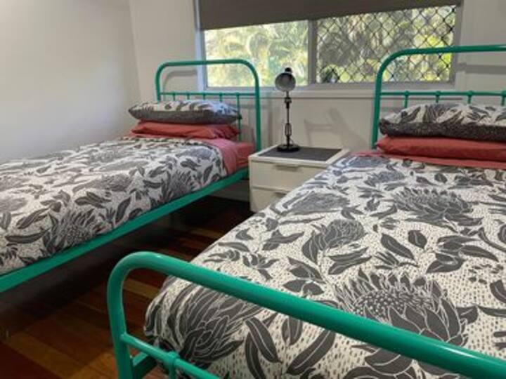 Საძინებელი 4
ორი x ერთადგილიანი.  Ჭერის ვენტილატორი.  ჩაშენებული. სარკე მთელ სიგრძეზე.