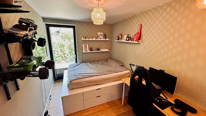 Chumba # 2 - chenye kitanda cha watu wawili  

Chumba namba 2 kilicho na kitanda cha watu wawili