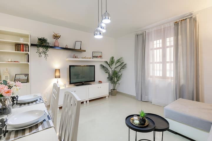 סלון מרווח ופונקציונלי,  עם חלון עם זיגוג כפול, עם ספה נפתחת נוחה ומרווחת.