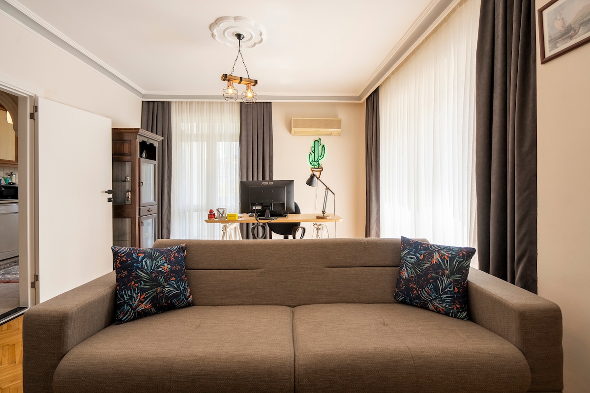 свиткан кауч на спуштање во дневната соба, за 5-тиот гостин. 