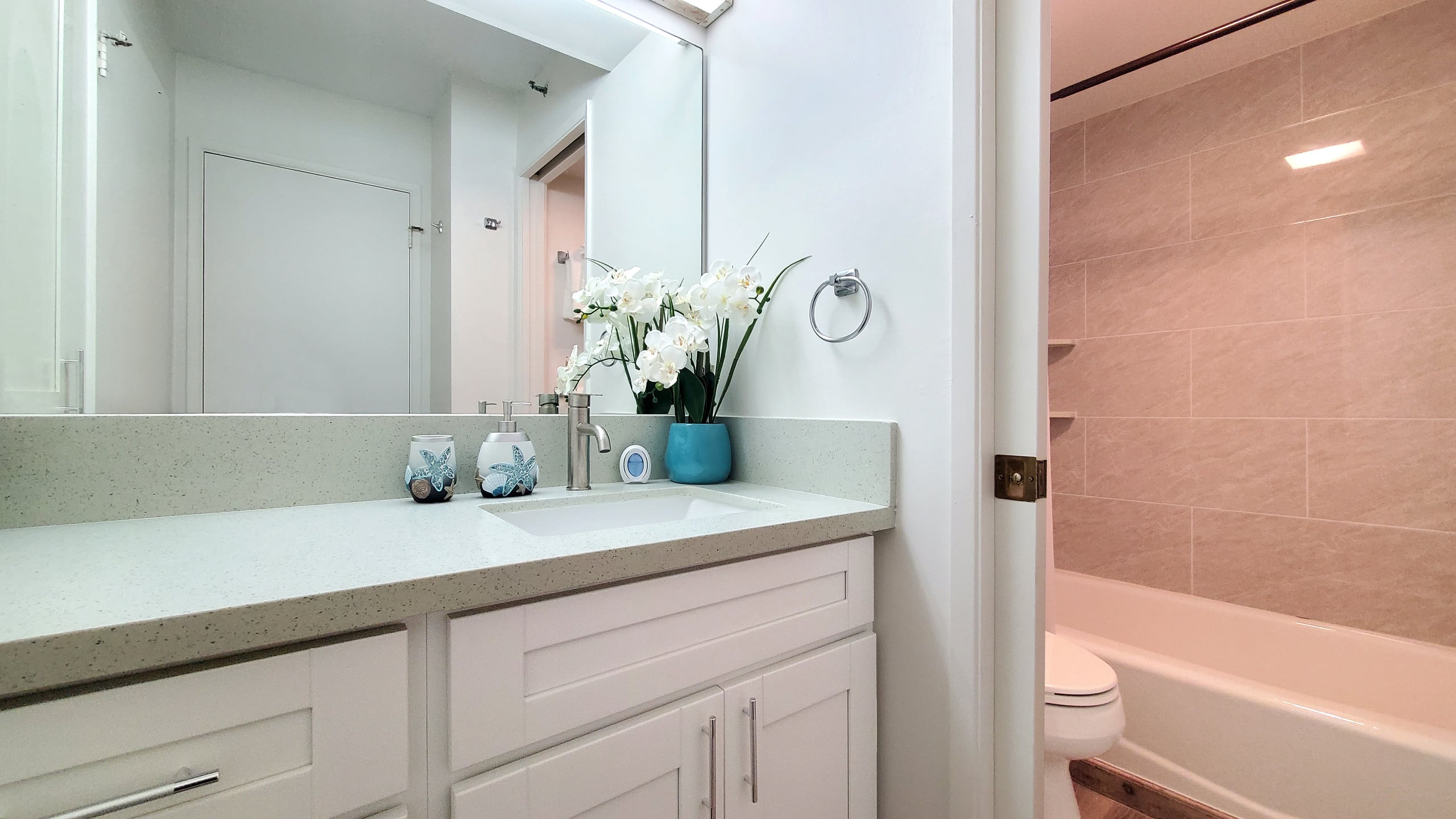 Condo in Honolulu · ★4.79 · 1 bedroom · 2 beds · 1 shared bath - Image 11