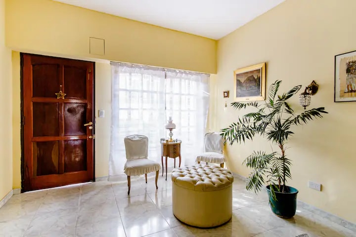 Quarto privativo com varanda em Flores