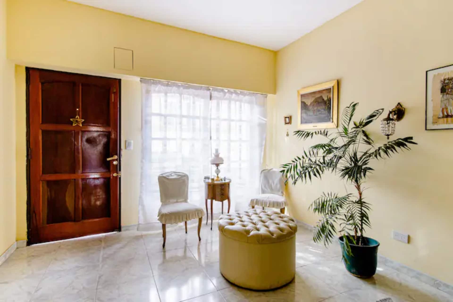 Private room with balcony in Flores