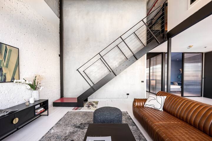 New York Converted Warehouse Apartment in Richmond gallery image 4