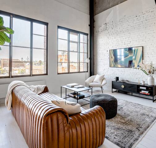 New York Converted Warehouse Apartment in Richmond gallery image 2