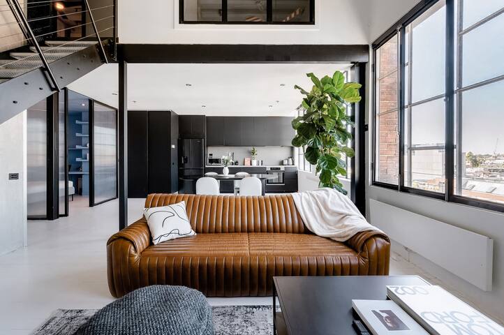 New York Converted Warehouse Apartment in Richmond gallery image 3