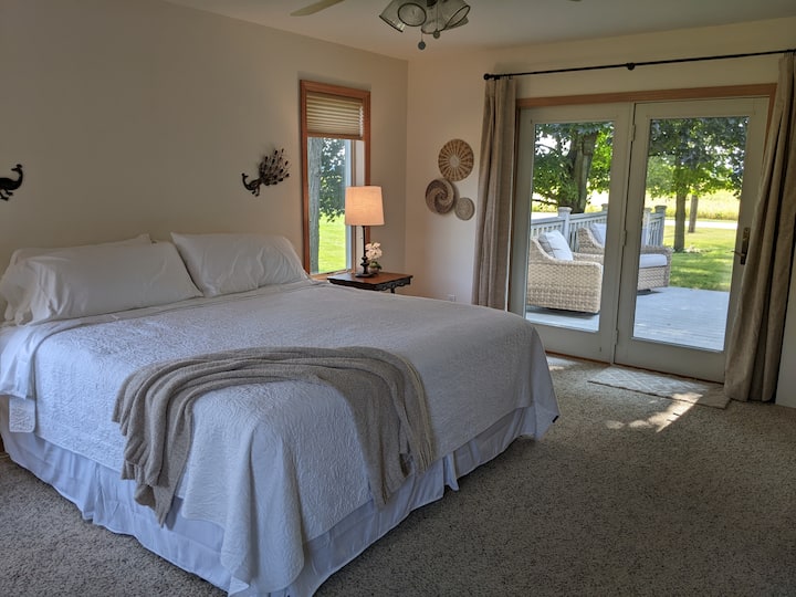 Disfruta de una gran noche de sueño en esta suite principal con muchas vistas, con su propio baño principal y acceso privado a la terraza.