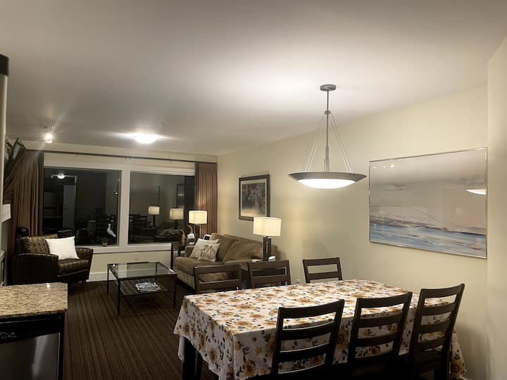 חדר אוכל וסלון של יחידה.  להירגע ולצפות בגאות נכנסת ויוצאת בקרייג ביי וביבר קריק.  אנפה נוחתת בארז או צופה בסרט.  שולחן גדול ושולחן גדולים מספיק לשישה אנשים. ספה נפתחת רחבה.