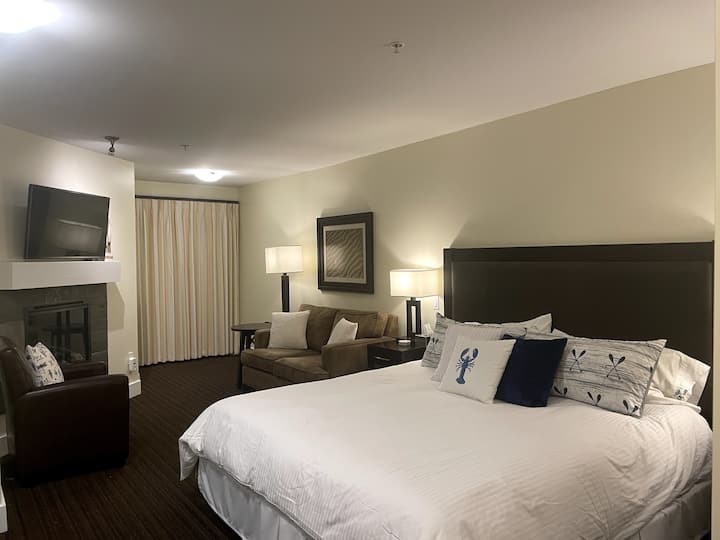 ביחידה ב' יש מיטת קינג סייז וגם מיטה זוגית נפתחת לאורחים הקטנים האלה!  מרוהטת עם אח חשמלית, טלוויזיה חכמה בגודל 40אינץ ', תחנת קפה וחדר רחצה עם 3 חלקים.