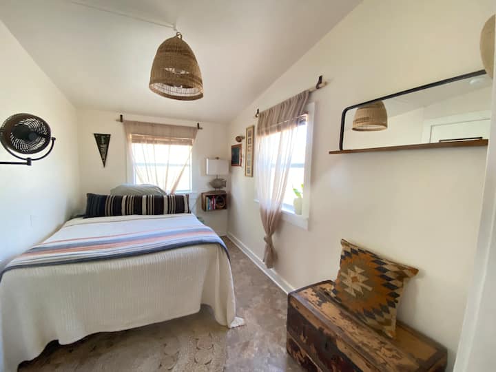 Prednja spavaća soba s krevetom pune veličine.