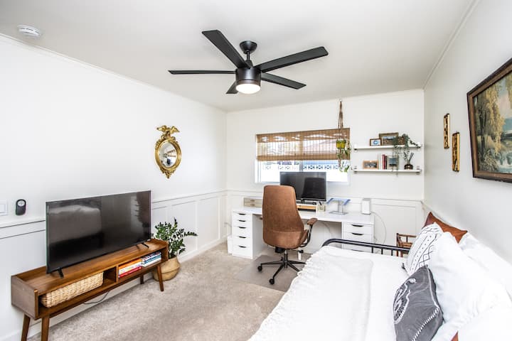 Chumba cha kulala cha pili ambacho kimewekwa kama ofisi ya nyumbani na kufuatilia, runinga janja na kitanda cha mchana ambacho, ikiwa kimeachwa kama ilivyo, kinalala kama pacha au kinaweza kutolewa nje kwenye kitanda cha mfalme. 