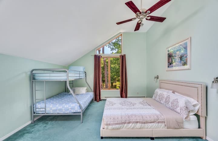 二楼卧室（双层床和标准双人床）