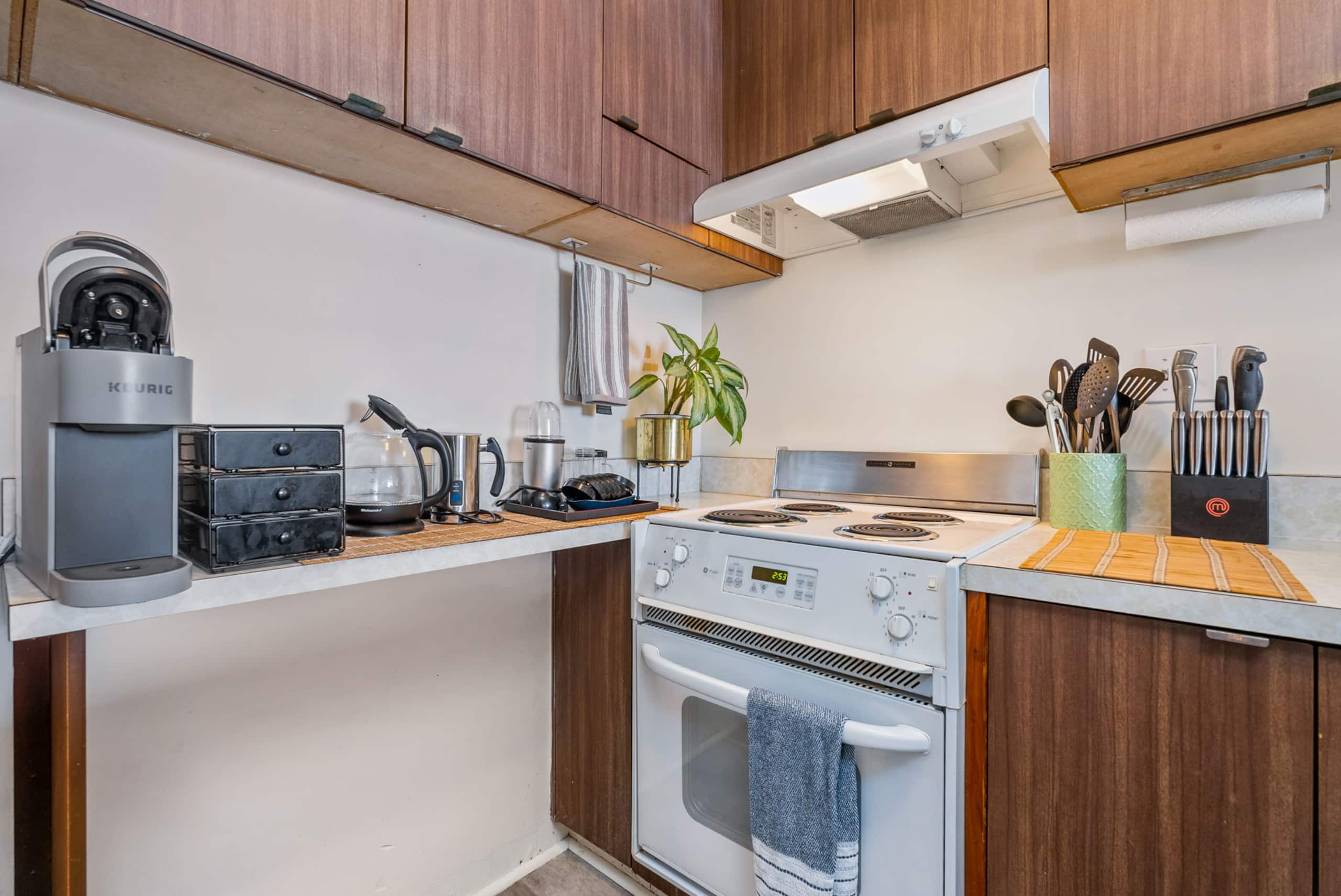 Condo in Honolulu · ★4.98 · 1 bedroom · 2 beds · 1 private bath - Image 30