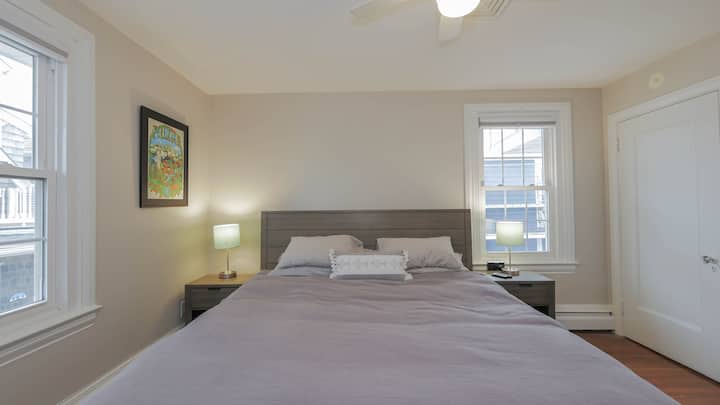 Chumba cha kulala cha wageni, kitanda aina ya King, kina ROKU TV