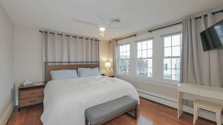 Chumba kikubwa cha kulala, kitanda cha ukubwa wa King, televisheni ya ROKU