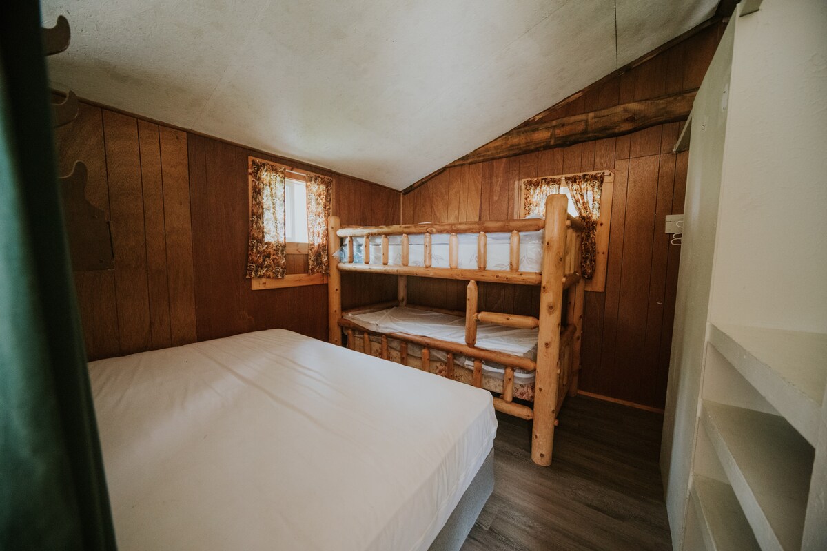 ห้องนอน 2 เตียงควีนไซส์ + เตียงสองชั้น