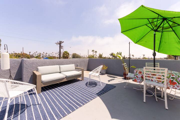 Zen Garden Venice 3BR Home W Rooftop Lounge Hottub gallery image 3